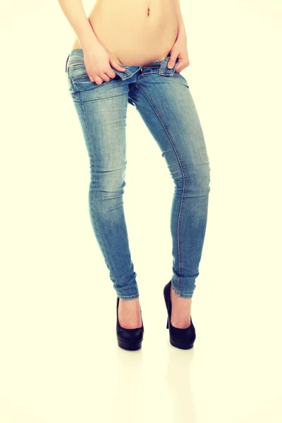 Gambe femminili in jeans e scarpe con tacco alto . — Foto Stock