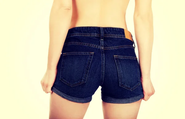 Mulher sexy em calções jeans. — Fotografia de Stock