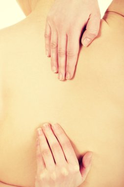 Kadına arkadan sırt ağrısı