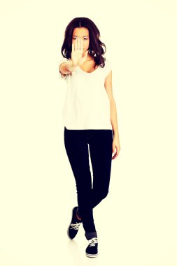 Genç bir kadın dur işareti yapıyor..