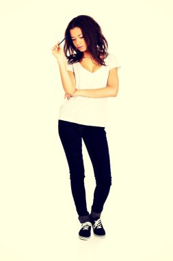 düşünceli kadın kalem ile.