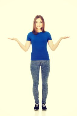 gülümseyen kadın bir şey avucunda gösterilen.