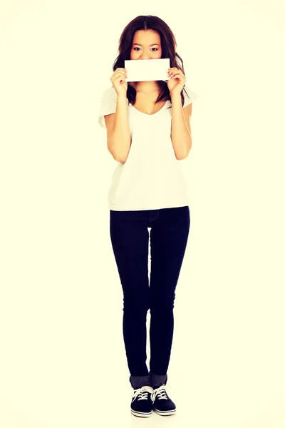 Joven mujer feliz con papel en blanco . — Foto de Stock