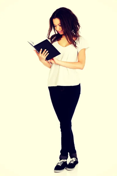 Jonge student vrouw lezing boek. — Stockfoto