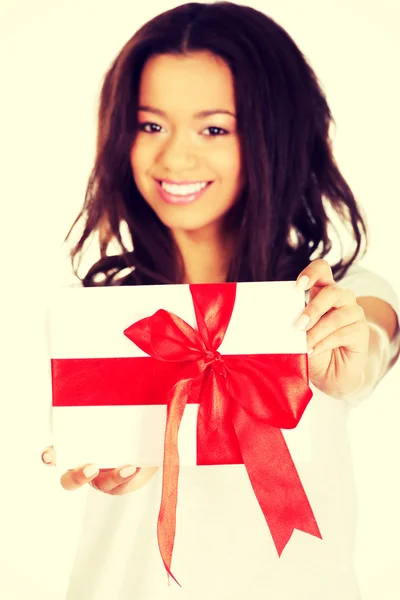 Mujer atractiva con caja de regalo . — Foto de Stock