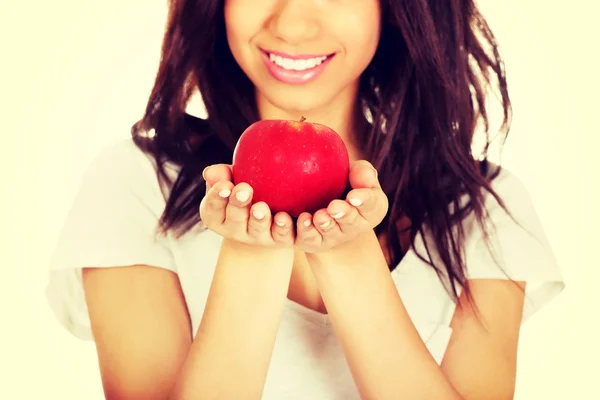 Vacker kvinna som håller ett äpple. — Stockfoto