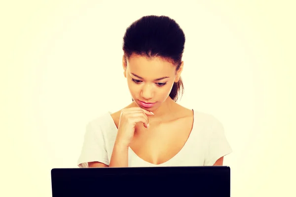 Mulher adolescente usando um laptop . — Fotografia de Stock