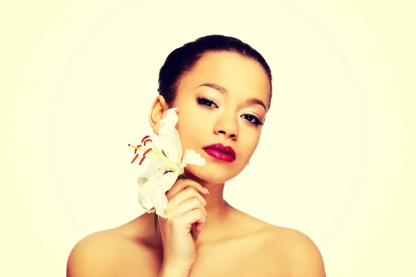 Beauty face of woman with lily flower. — Stock Photo, Image