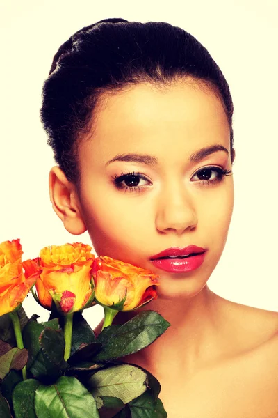 Beleza mulher africana com rosas . — Fotografia de Stock