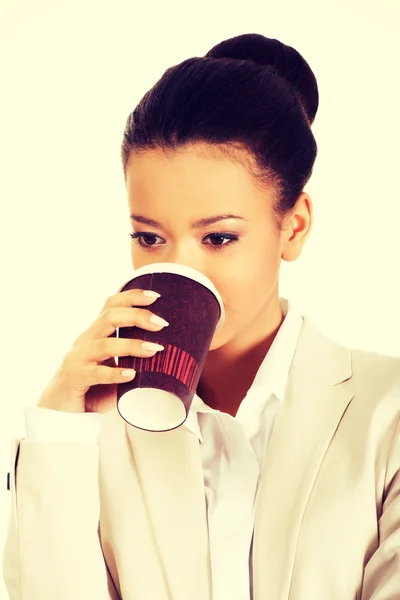 Mujer de negocios bebiendo café. — Foto de Stock