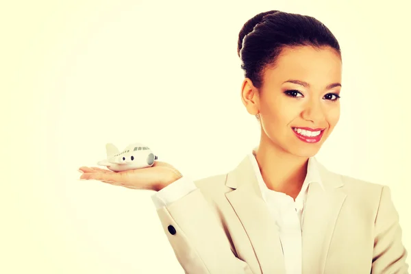 Affärskvinna som håller ett litet plan i handen. — Stockfoto
