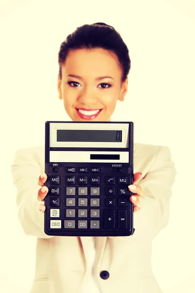 Femme d'affaires souriante avec une calculatrice . — Photo