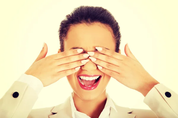 Choqué femme d'affaires couvrant les yeux avec les mains . — Photo