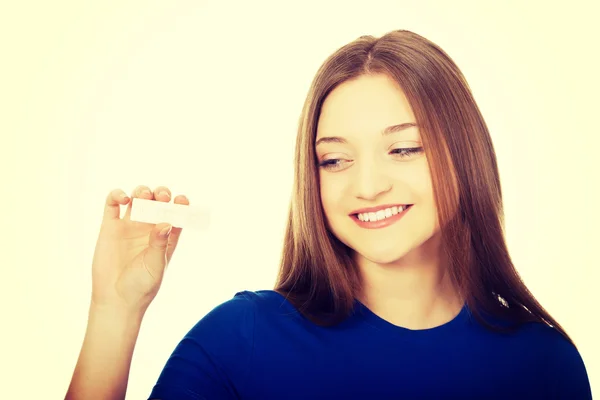 Test ciążowy gospodarstwa szczęśliwy nastolatek. — Zdjęcie stockowe