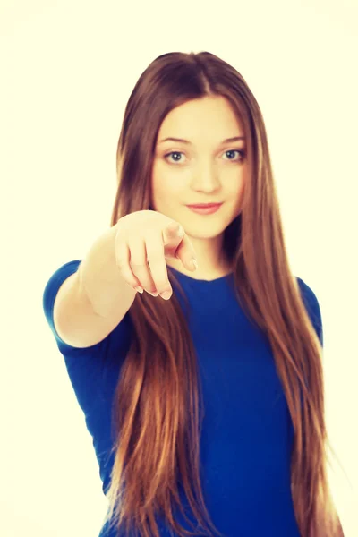 Lächelnde junge Frau, die auf dich zeigt. — Stockfoto