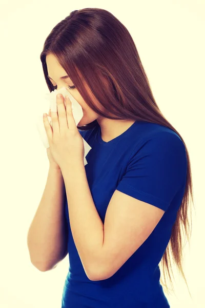 Jonge vrouw met behulp van een weefsel. — Stockfoto