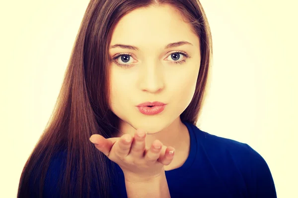 Bella giovane donna che soffia un bacio . — Foto Stock