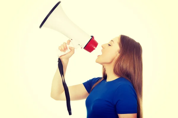 Mujer joven gritando con megáfono . —  Fotos de Stock