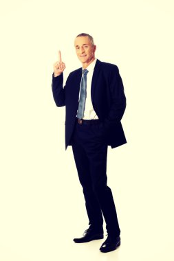 yukarı doğru işaret eden işadamı