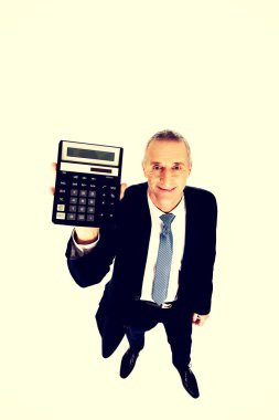 bir hesap makinesi tutan mutlu işadamı