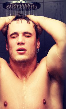 yakışıklı adama duş.