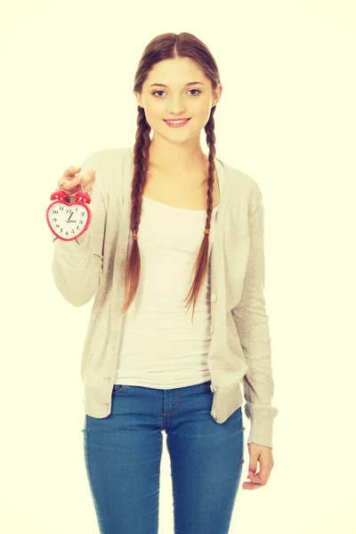 Mujer adolescente feliz con reloj despertador . — Foto de Stock