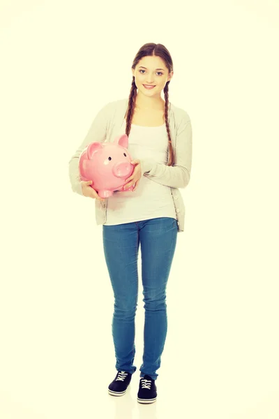 Adolescente mujer holding piggybank . —  Fotos de Stock