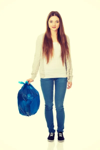 Mujer feliz sosteniendo una bolsa de basura llena . —  Fotos de Stock