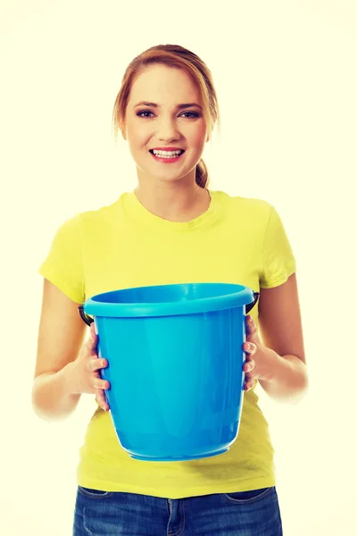 Jovem mulher segurando balde azul . — Fotografia de Stock