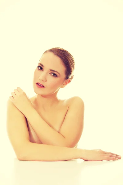 Beautiful young spa woman by a desk. — Stock Photo, Image