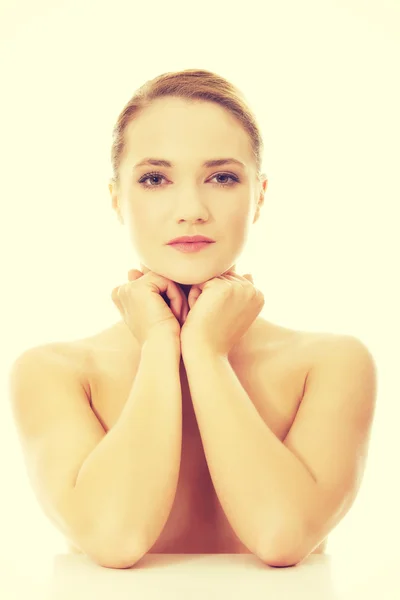 Mulher bonita spa jovem por uma mesa . — Fotografia de Stock