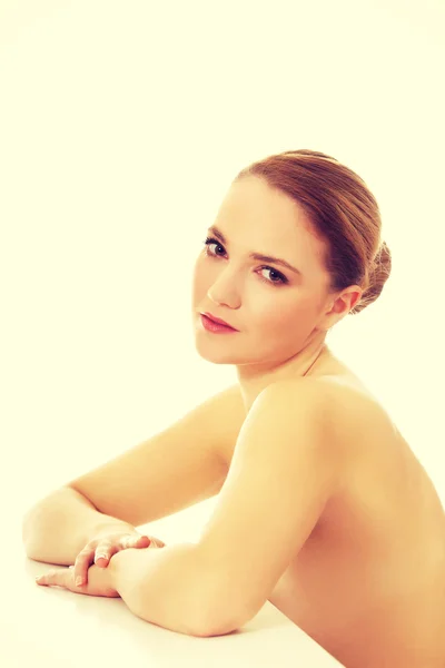 Mulher bonita spa jovem por uma mesa . — Fotografia de Stock