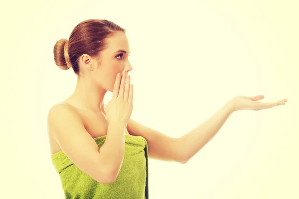 Shocked spa woman holding something on palm. — Stock Photo, Image