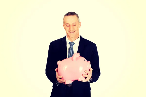 Porträtt av glada affärsman holding piggybank — Stockfoto