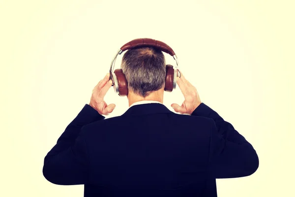 Biznesmen z duże słuchawki — Zdjęcie stockowe
