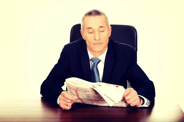 Uomo d'affari che legge un giornale in ufficio — Foto Stock