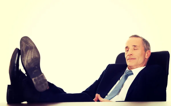 Reifer Geschäftsmann ruht im Sessel — Stockfoto