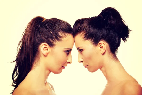 Dvě sestry stojí tváří v tvář. — Stock fotografie