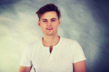 genç gülümseyen adam.