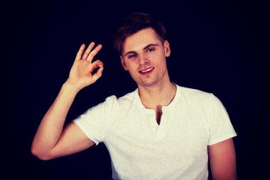 mükemmel el işareti ile mutlu adam