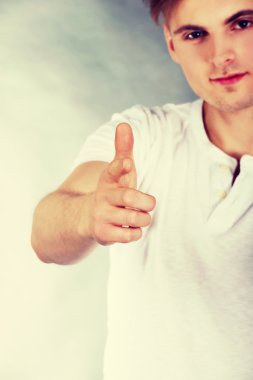 başparmak yukarıya ile neşeli adam.