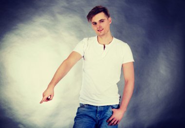 yakışıklı adam aşağı dönük.