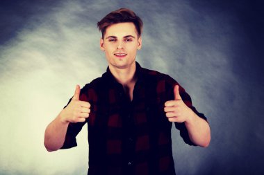 başparmak yukarıya ile neşeli adam.