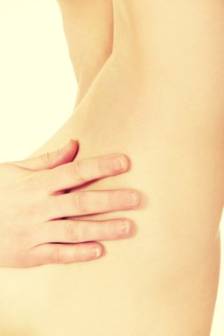 genç kadın onun koltukaltı dokunmadan.