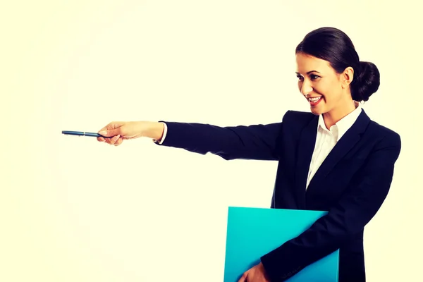 Empresária segurando uma caneta e aglutinante — Fotografia de Stock