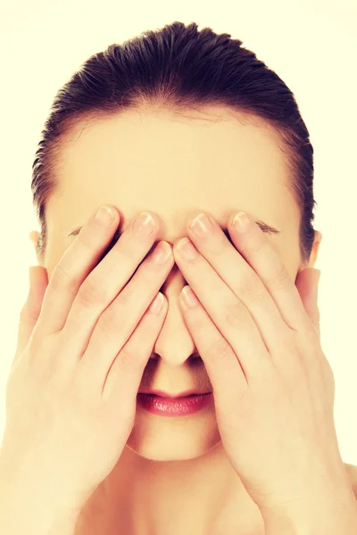 Mujer cubriendo sus ojos . — Foto de Stock