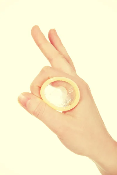 Prezervatif tutan kadın el. — Stok fotoğraf
