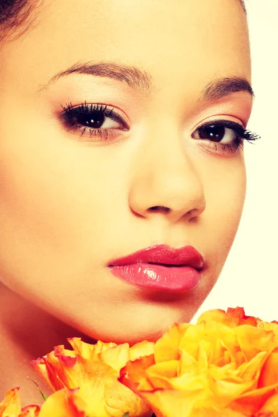 Schönheit afrikanische Frau mit Rosen. — Stockfoto