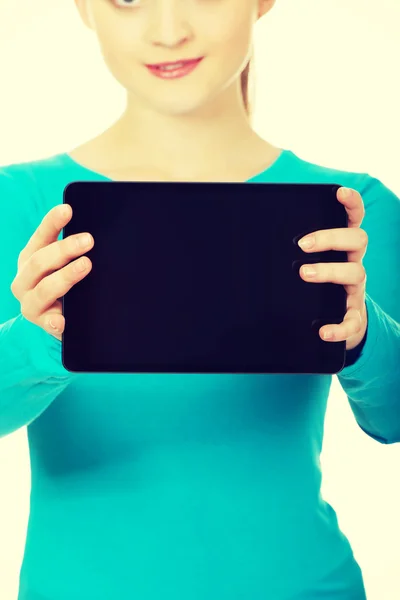 Teenager in der Hand eines Tablets. — Stockfoto