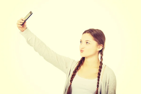 Mulher adolescente tomando selfies com telefone inteligente . — Fotografia de Stock